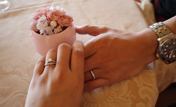 結婚指輪とつなぐ手