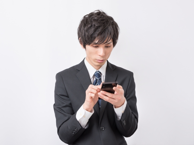 領収書を切る男