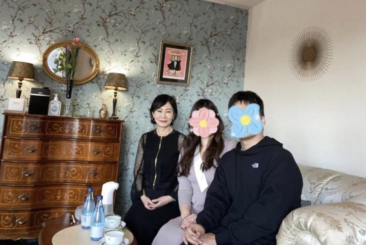 ハリーの指輪が輝くカップル