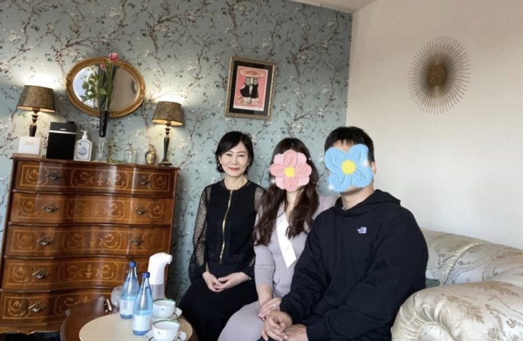 ハリーの指輪が輝くカップル