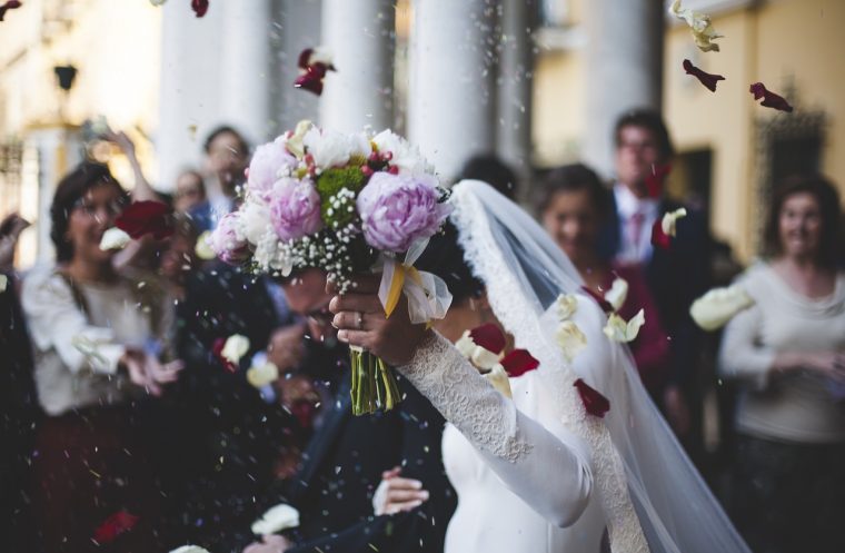 祝福される結婚式中の夫婦