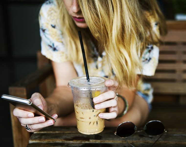 カフェテラスにいる女性