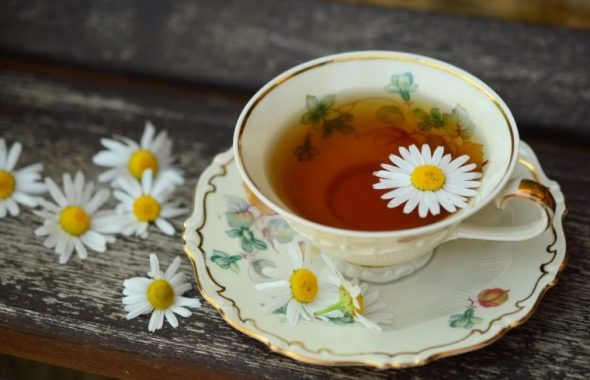 花を浮かべた紅茶