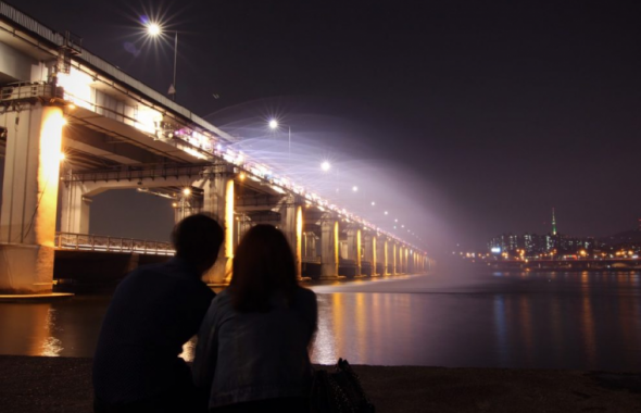 夜景を眺めるカップル