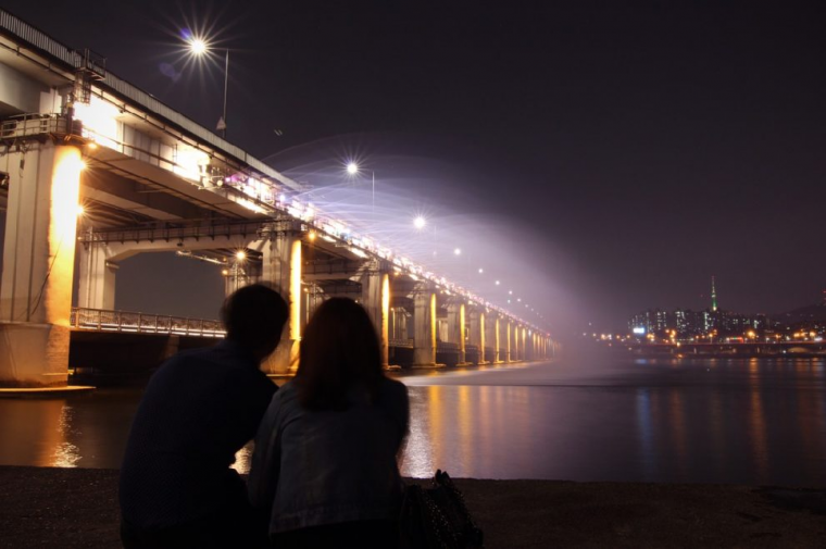 夜景を眺めるカップル