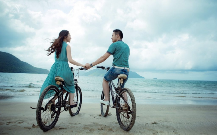 自転車デートをするカップル