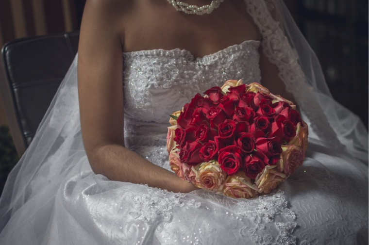 花嫁と赤いブーケ
