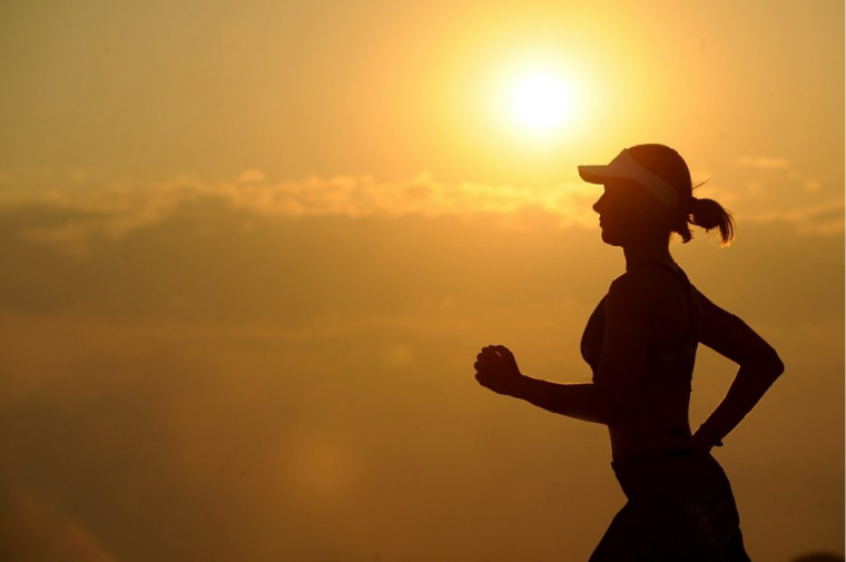 夕日の中でランニングする女性