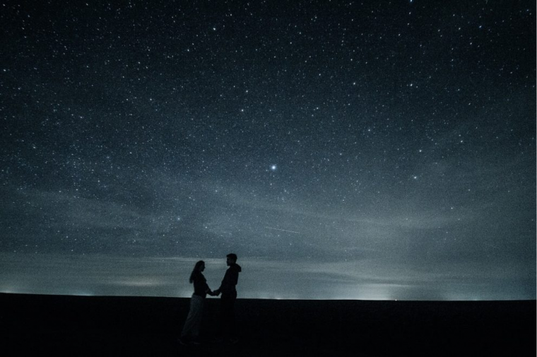 夜空の下のカップル